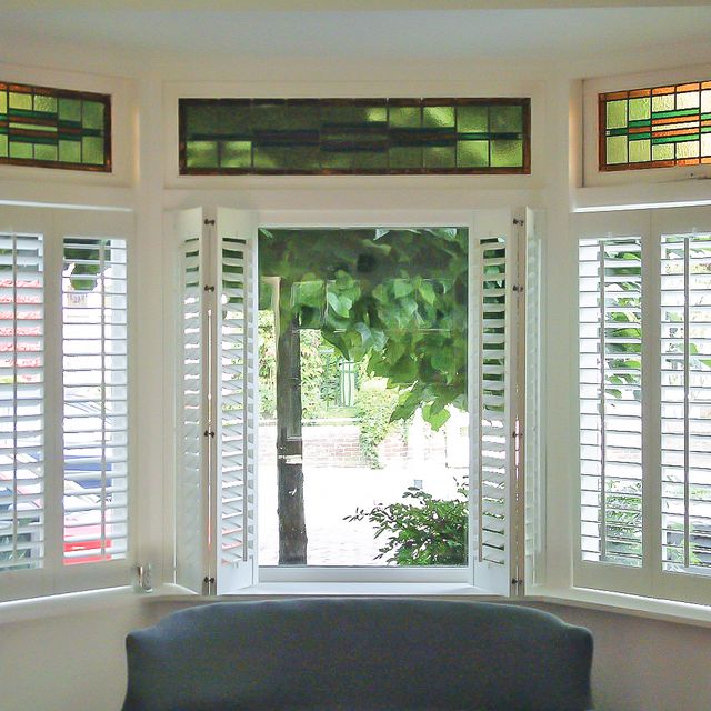 Open_bay_window_shutters