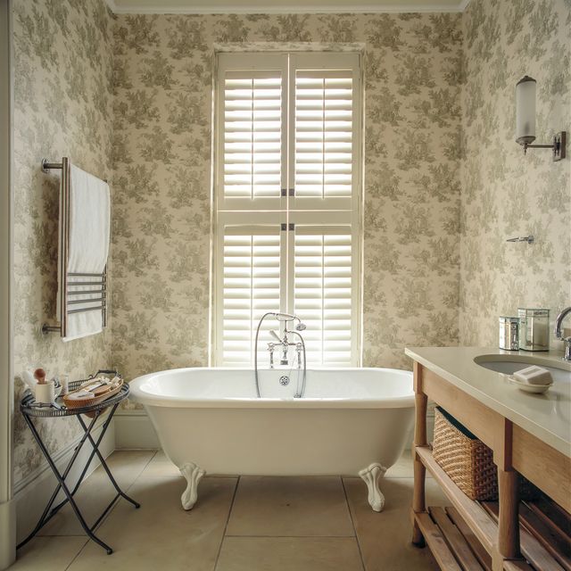 Bathroom_tier_on_tier_shutters