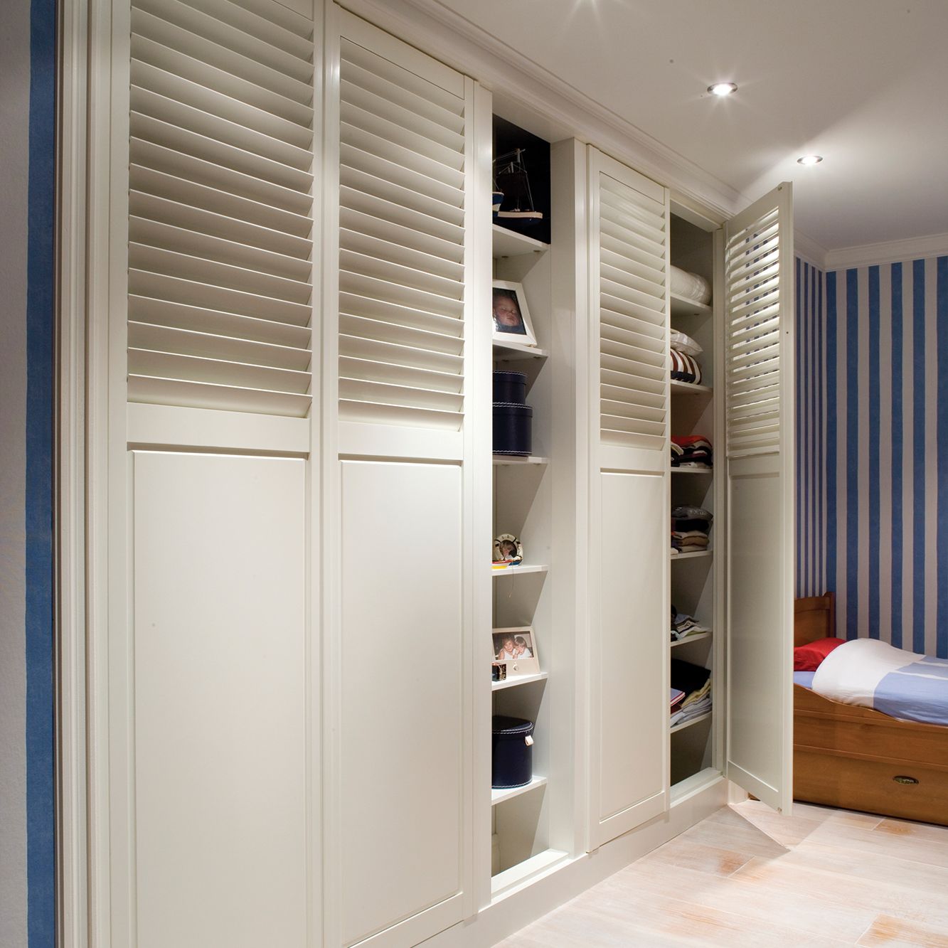 Wardrobe_sliding_shutters